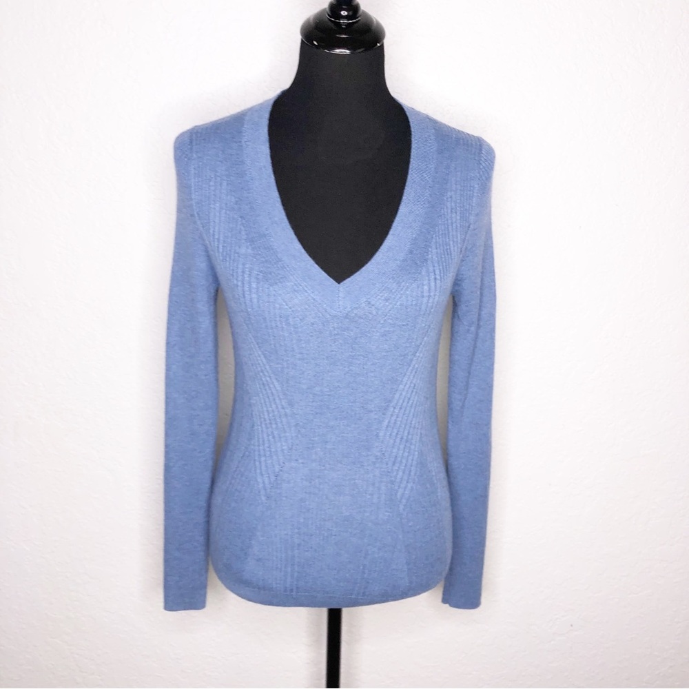 WHBM blue mixed ribbed knit v neck lightweight cashmere blend sweater Medium